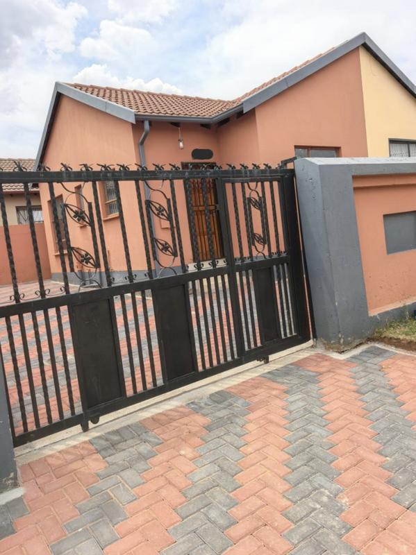 To Let 2 Bedroom Property for Rent in Fleurhof Gauteng