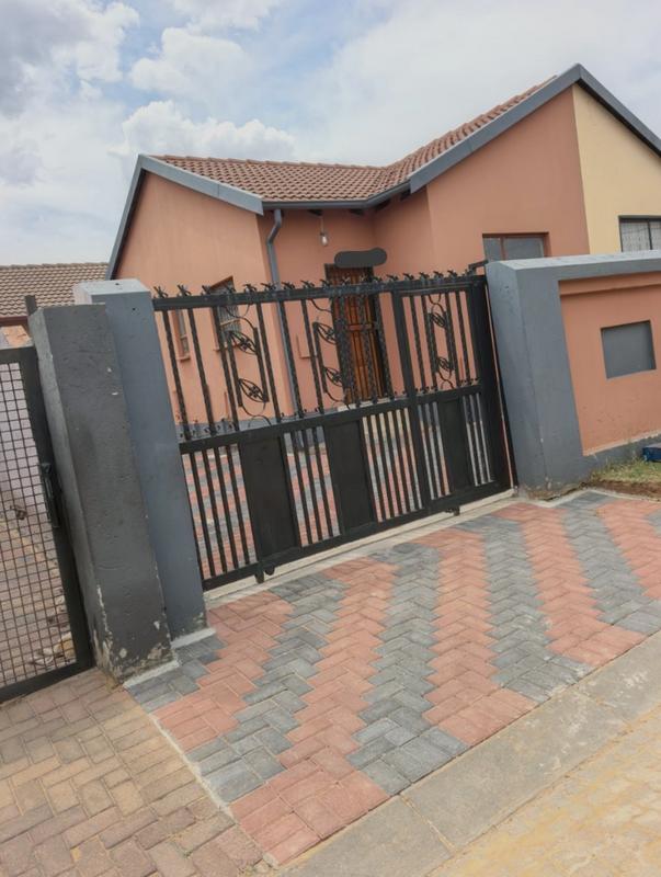 To Let 2 Bedroom Property for Rent in Fleurhof Gauteng