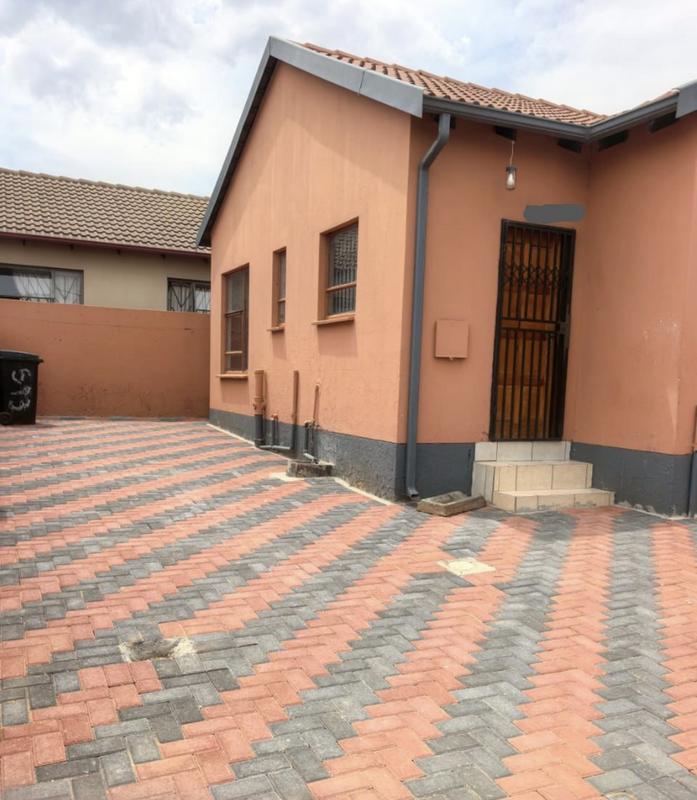 To Let 2 Bedroom Property for Rent in Fleurhof Gauteng