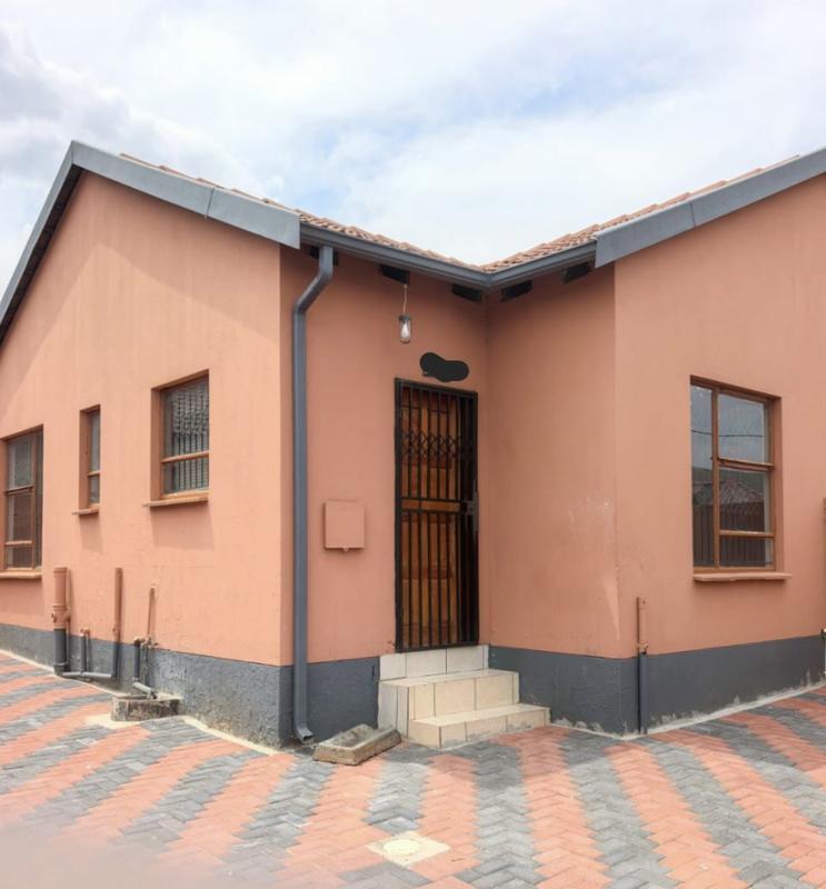 To Let 2 Bedroom Property for Rent in Fleurhof Gauteng