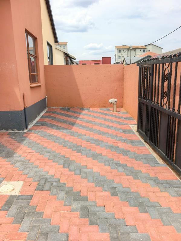 To Let 2 Bedroom Property for Rent in Fleurhof Gauteng