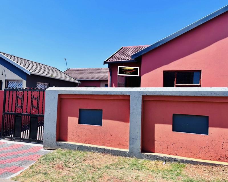 To Let 2 Bedroom Property for Rent in Fleurhof Gauteng