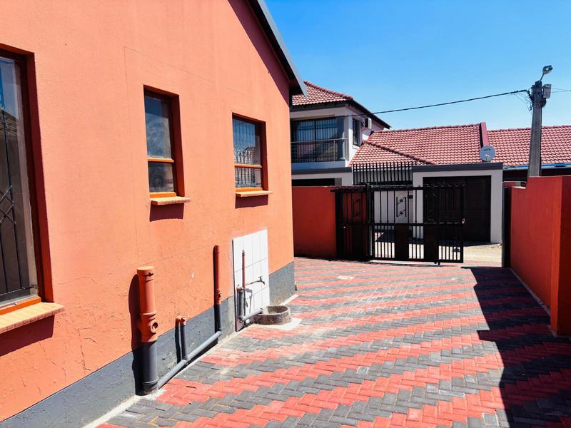 To Let 2 Bedroom Property for Rent in Fleurhof Gauteng
