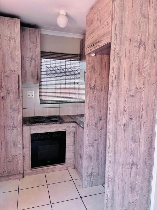 To Let 2 Bedroom Property for Rent in Fleurhof Gauteng