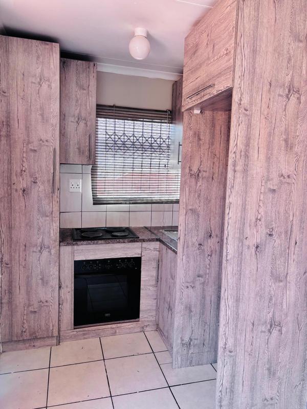 To Let 2 Bedroom Property for Rent in Fleurhof Gauteng