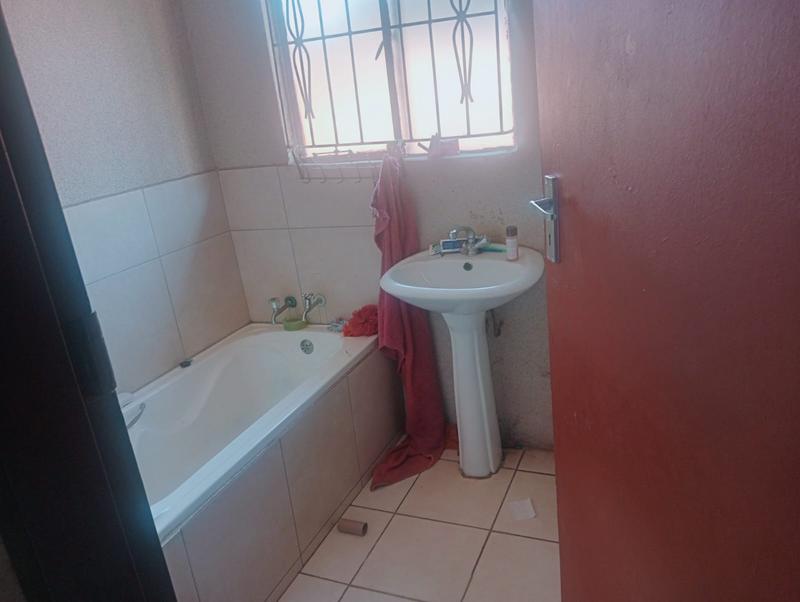 To Let 3 Bedroom Property for Rent in Clayville Gauteng