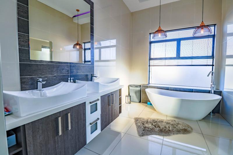 4 Bedroom Property for Sale in Copperleaf Estate Gauteng