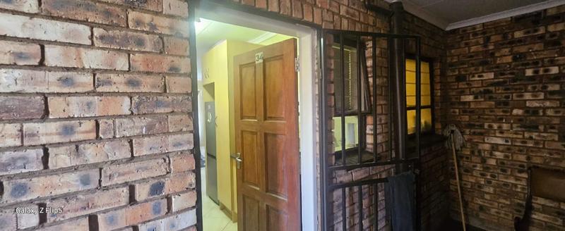 To Let 2 Bedroom Property for Rent in Greenhills Gauteng