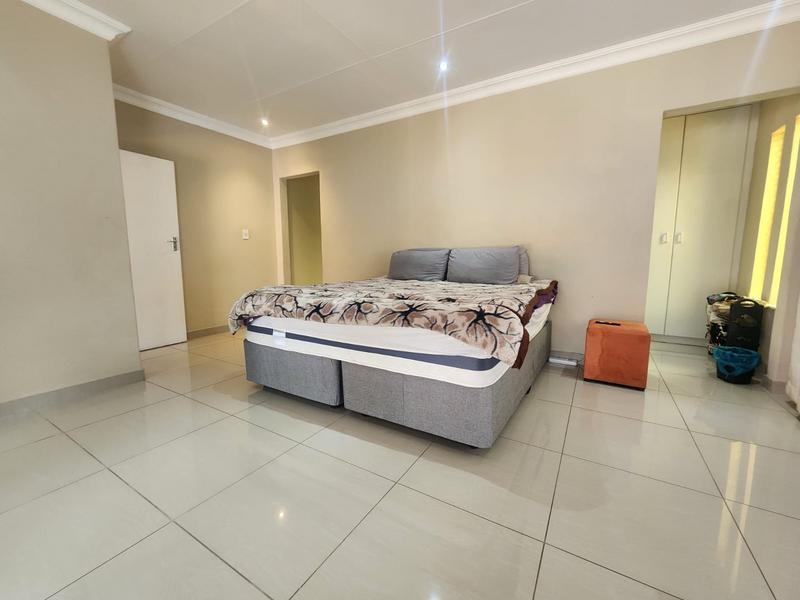 5 Bedroom Property for Sale in Glenvista Gauteng