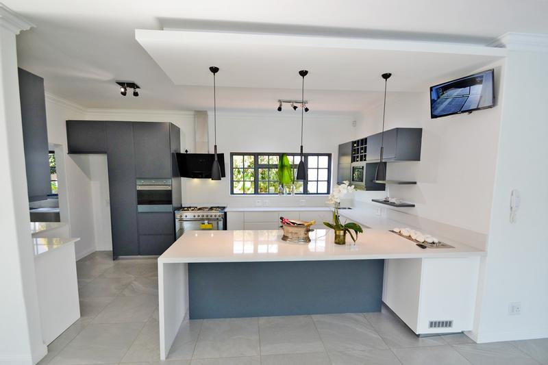 5 Bedroom Property for Sale in Benmore Gardens Gauteng