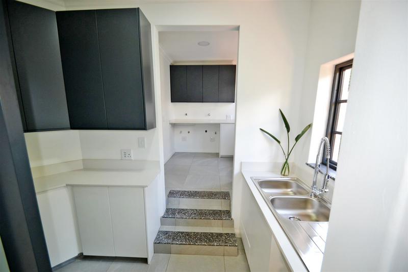 5 Bedroom Property for Sale in Benmore Gardens Gauteng