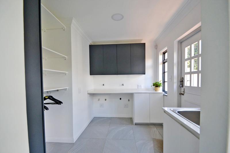 5 Bedroom Property for Sale in Benmore Gardens Gauteng