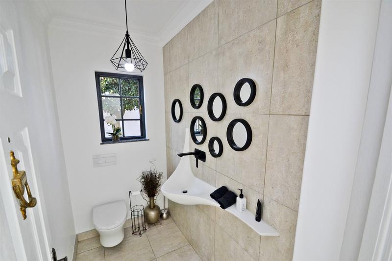 5 Bedroom Property for Sale in Benmore Gardens Gauteng