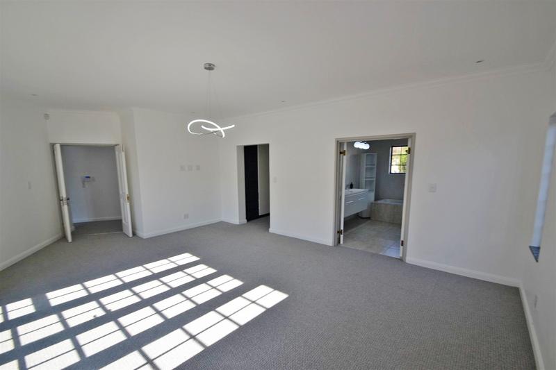 5 Bedroom Property for Sale in Benmore Gardens Gauteng