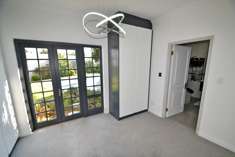 5 Bedroom Property for Sale in Benmore Gardens Gauteng