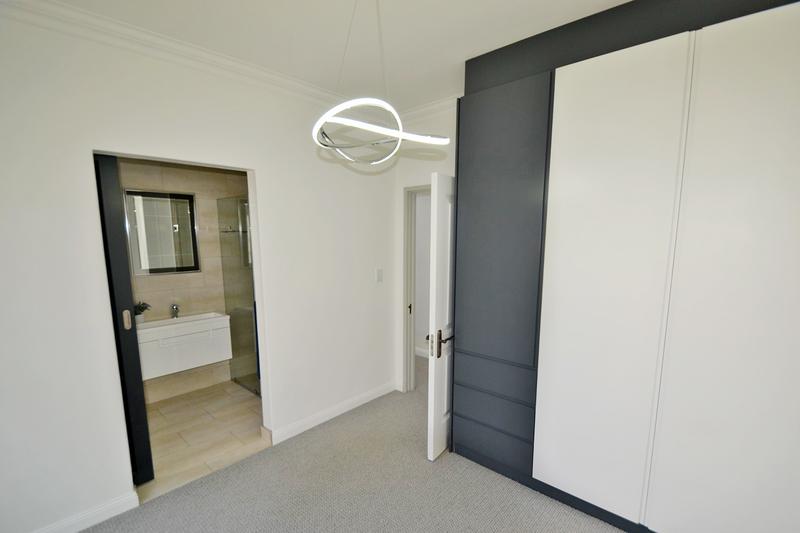 5 Bedroom Property for Sale in Benmore Gardens Gauteng