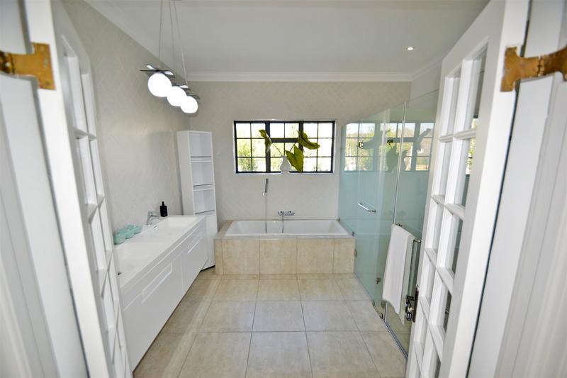 5 Bedroom Property for Sale in Benmore Gardens Gauteng