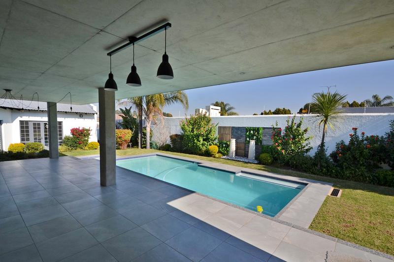 5 Bedroom Property for Sale in Benmore Gardens Gauteng