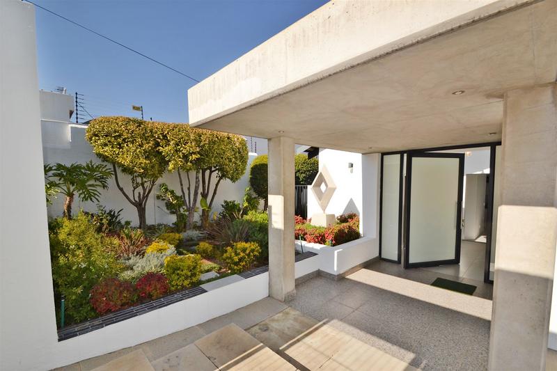 5 Bedroom Property for Sale in Benmore Gardens Gauteng