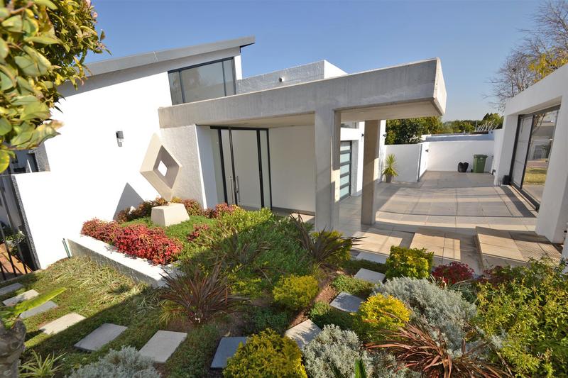 5 Bedroom Property for Sale in Benmore Gardens Gauteng