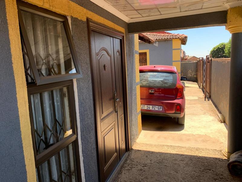 6 Bedroom Property for Sale in Ililiba Gauteng