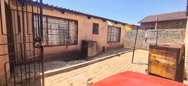 5 Bedroom Property for Sale in Vosloorus Gauteng