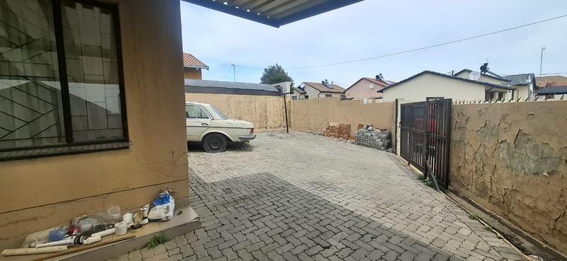 5 Bedroom Property for Sale in Ebony Park Gauteng