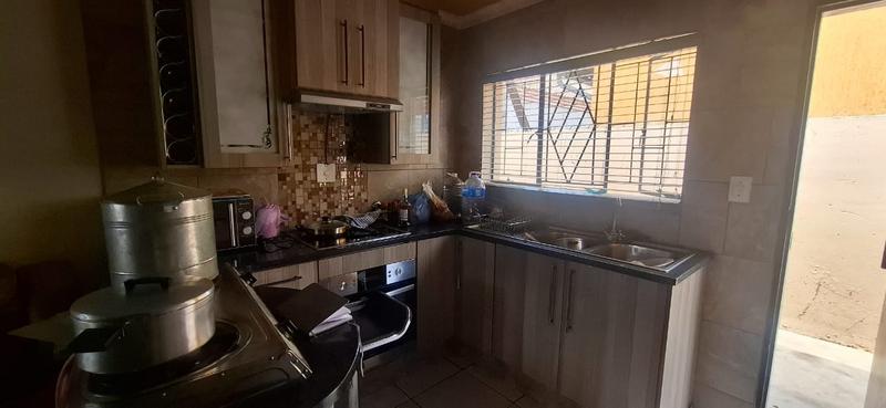 5 Bedroom Property for Sale in Ebony Park Gauteng