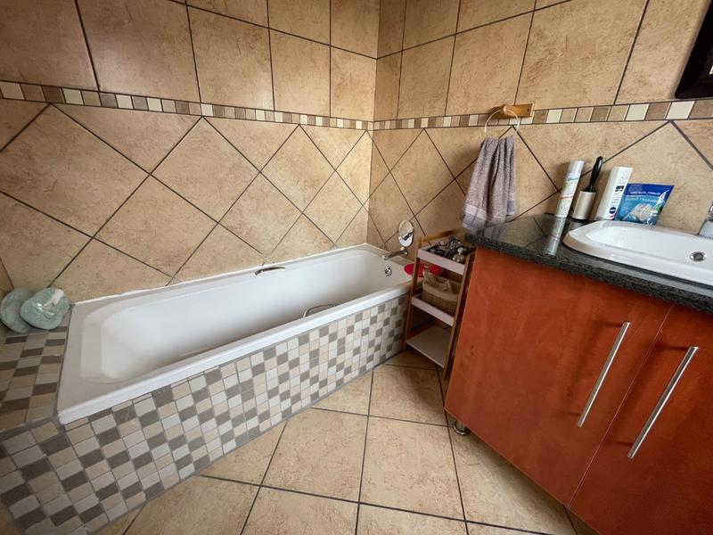 To Let 3 Bedroom Property for Rent in Kenmare Gauteng