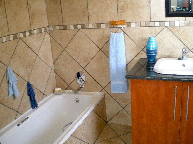 To Let 3 Bedroom Property for Rent in Kenmare Gauteng