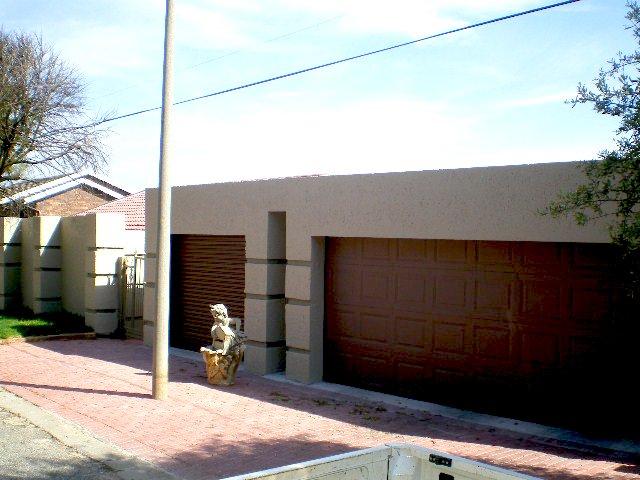 To Let 3 Bedroom Property for Rent in Kenmare Gauteng