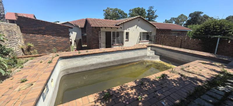 5 Bedroom Property for Sale in Fleurhof Gauteng