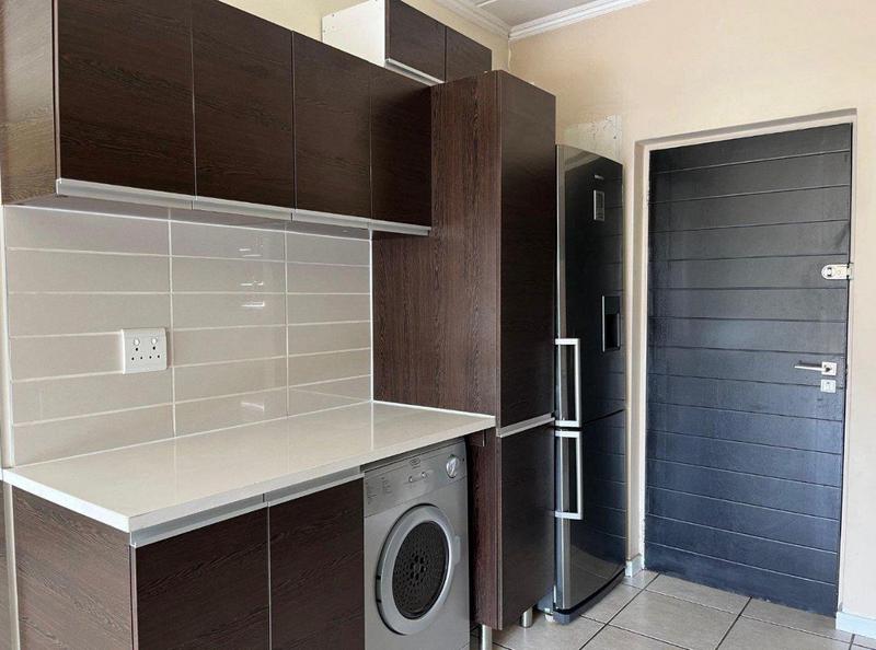 To Let 2 Bedroom Property for Rent in Greenstone Hill Gauteng