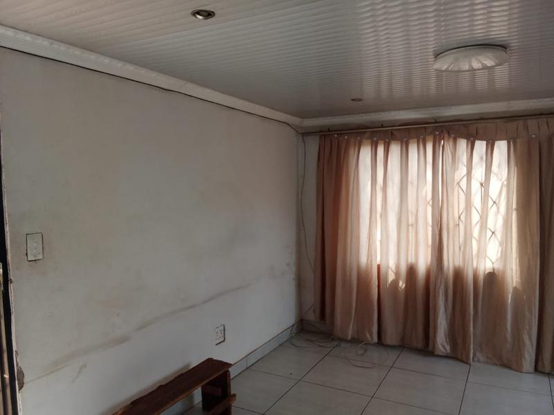 2 Bedroom Property for Sale in Zonkezizwe Gauteng