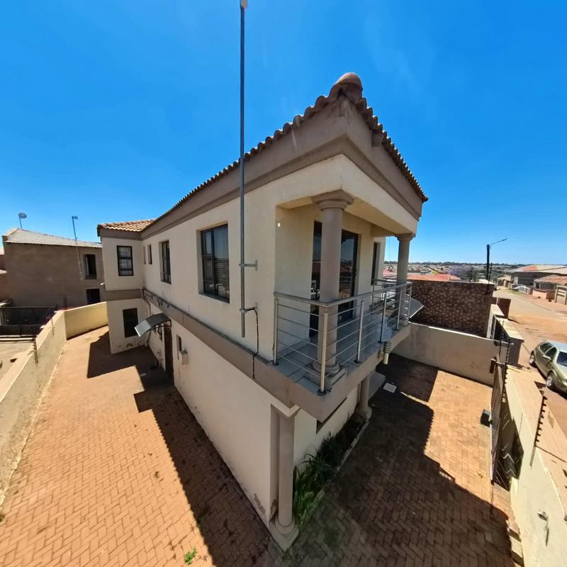To Let 4 Bedroom Property for Rent in Clayville Gauteng