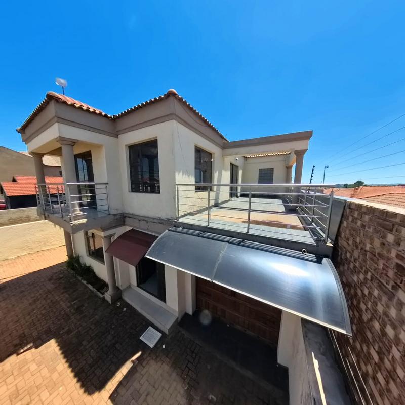 To Let 4 Bedroom Property for Rent in Clayville Gauteng