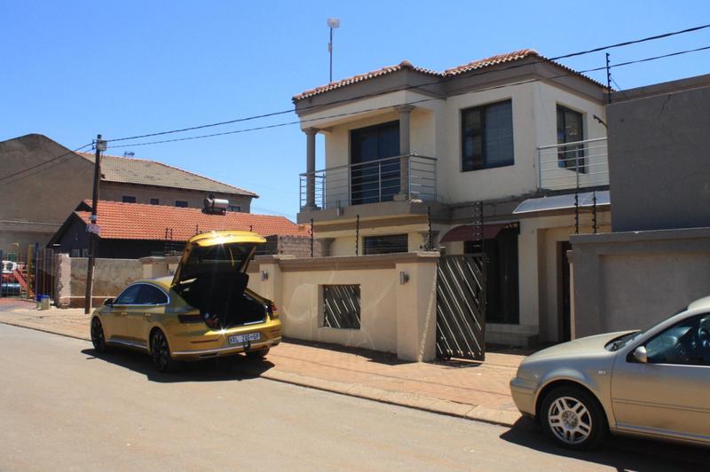 To Let 4 Bedroom Property for Rent in Clayville Gauteng