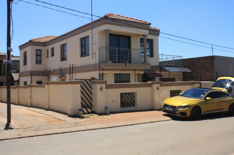 To Let 4 Bedroom Property for Rent in Clayville Gauteng