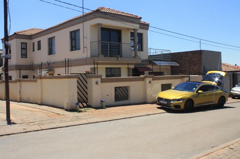 To Let 4 Bedroom Property for Rent in Clayville Gauteng