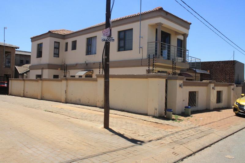 To Let 4 Bedroom Property for Rent in Clayville Gauteng