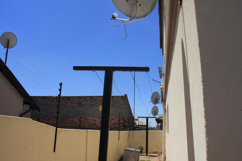 To Let 4 Bedroom Property for Rent in Clayville Gauteng