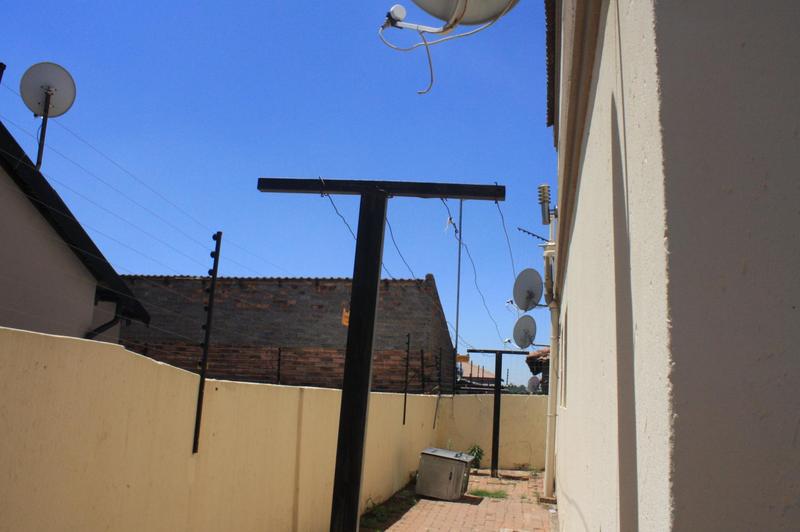 To Let 4 Bedroom Property for Rent in Clayville Gauteng
