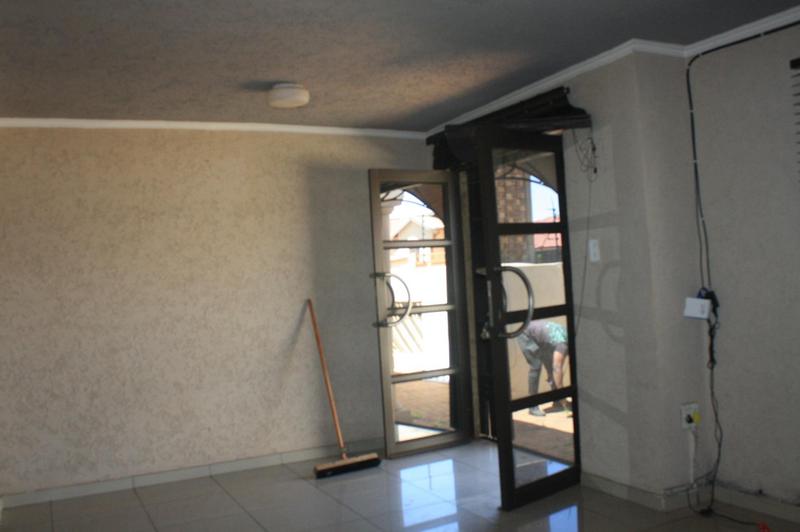 To Let 4 Bedroom Property for Rent in Clayville Gauteng