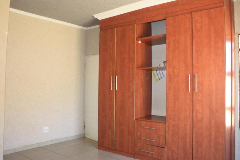 To Let 4 Bedroom Property for Rent in Clayville Gauteng