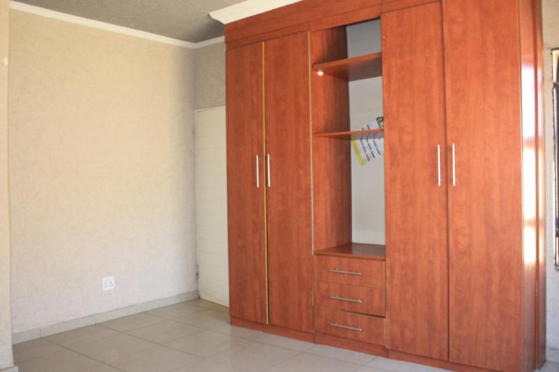 To Let 4 Bedroom Property for Rent in Clayville Gauteng