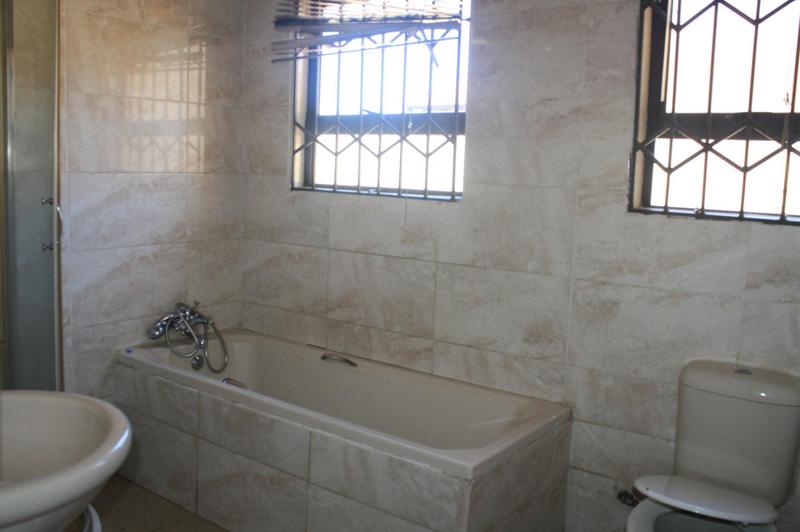 To Let 4 Bedroom Property for Rent in Clayville Gauteng