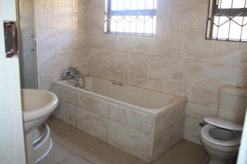 To Let 4 Bedroom Property for Rent in Clayville Gauteng