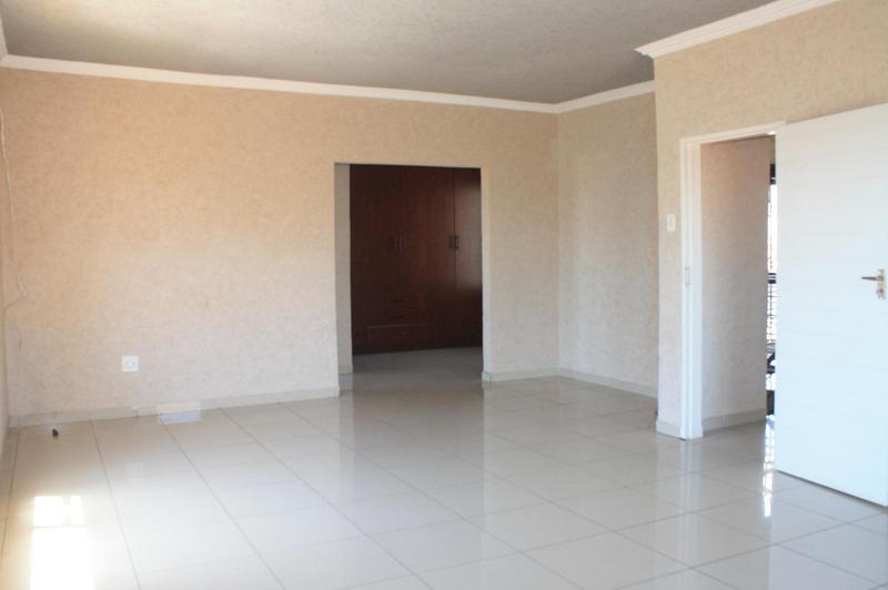 To Let 4 Bedroom Property for Rent in Clayville Gauteng