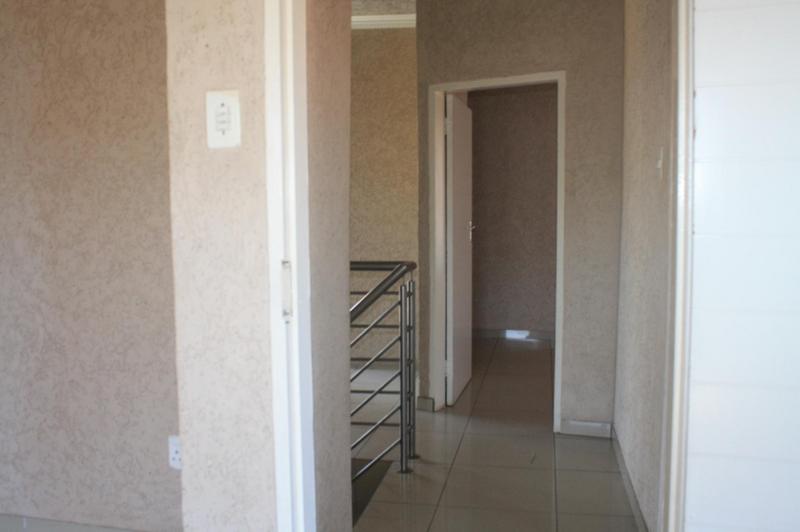 To Let 4 Bedroom Property for Rent in Clayville Gauteng