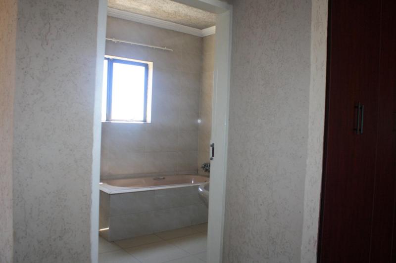 To Let 4 Bedroom Property for Rent in Clayville Gauteng